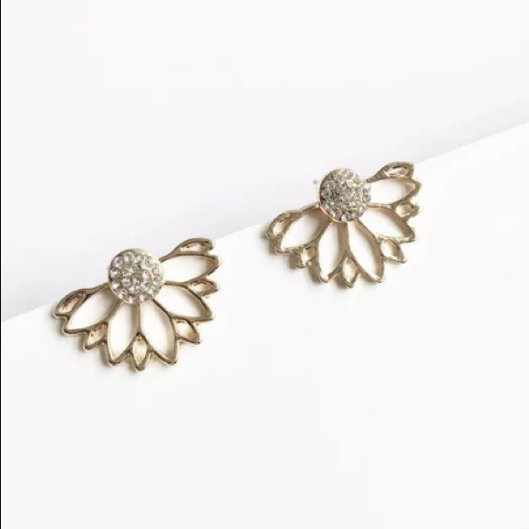 Gold Tone Flower Earrings ear ring - Picture 4 of 6